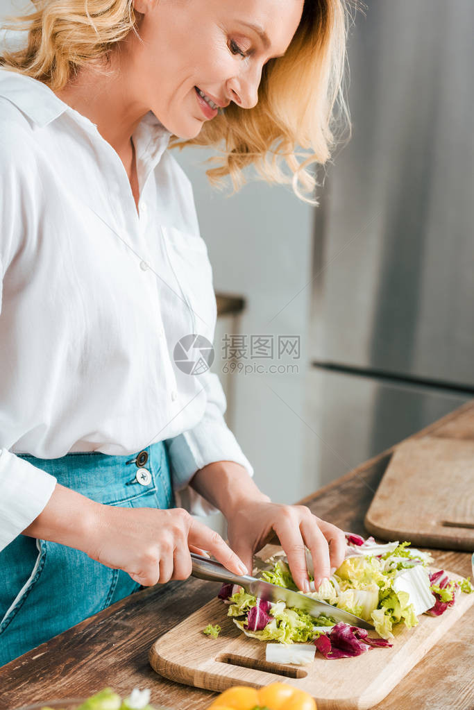 在厨房切生菜做沙拉的近身镜头中一位快图片