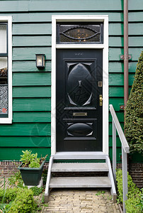 带绿色墙屋的黑色木制复古门背景图片