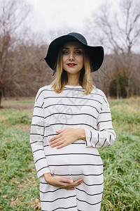 孕妇双手放在肿胀的肚子上怀孕母图片