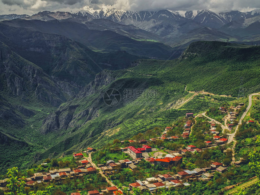 亚美尼亚多云日山丘村庄的空中观图片