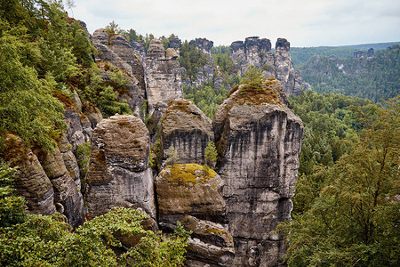 德国巴斯泰古老岩石和绿色森林的美图片