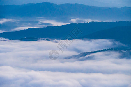 南塔夕阳与薄雾远眺群山背景