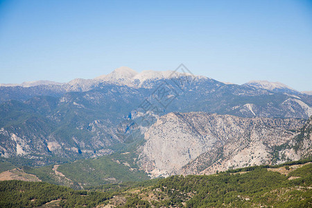 美丽的山岳的空中风景绿植被在图片