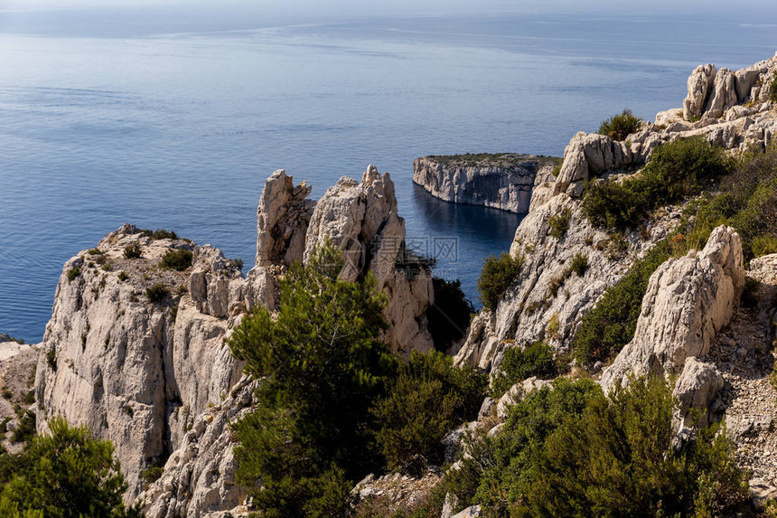 CalanquesdeMarse卡兰克马赛山高悬崖绿色植被和平静海的空中观察图片