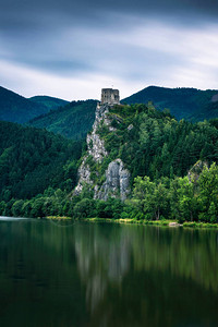 斯洛伐克斯特雷克诺城堡和瓦赫河的废墟在雨后不图片