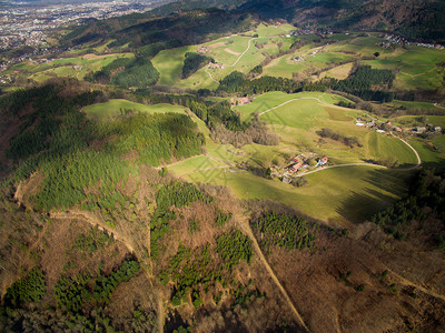 鸟瞰壮丽的风景与绿色的山丘和树木德国图片