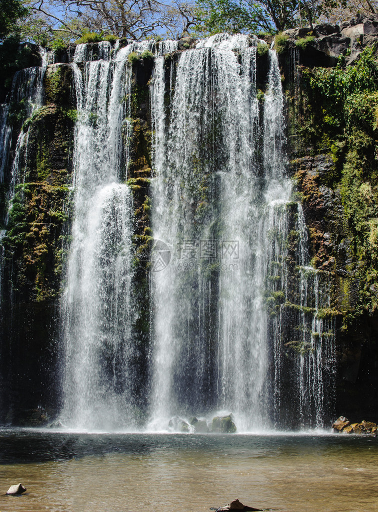 美丽的瀑布进入哥斯达黎图片