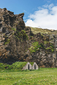 冰岛山下有美丽的生活房屋和草地屋图片