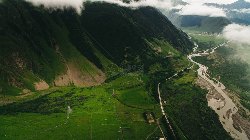 格鲁吉亚河流的绿色风景山脉空中观测图片