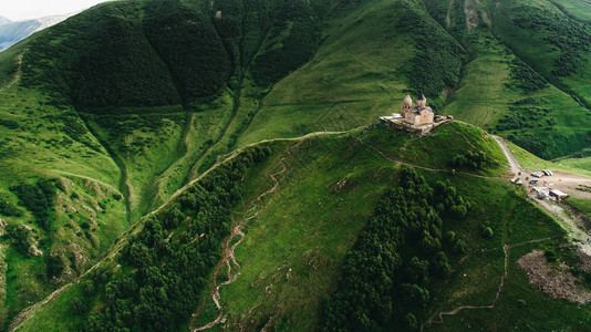 格鲁吉亚绿色风景山的古城堡空中观图片