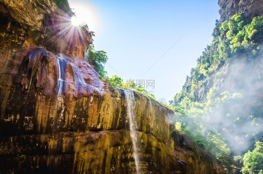 太阳光照在悬崖图片