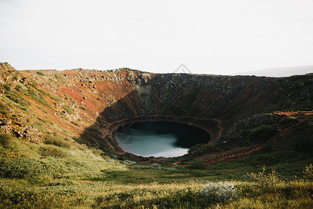 美丽的克里德火山湖和冰原岩山上的绿背景图片