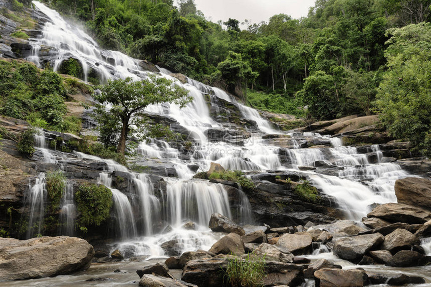 MaeYa瀑布是清迈府茵他侬公园内最大最美丽的瀑布海拔超过260米的MaeYa瀑布落入一系列瀑布流向游泳池图片