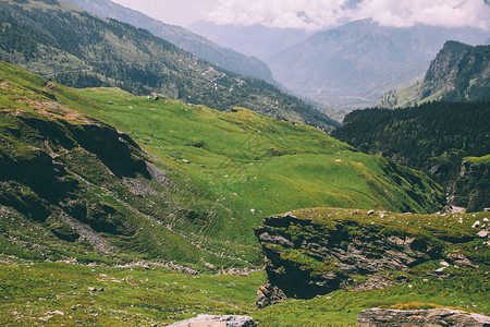 印度喜马拉雅山Rohtang山口覆盖着绿草和苔的高清图片