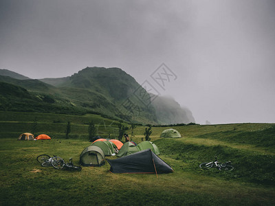 壮丽的风景冰岛的山脉和帐篷露营图片