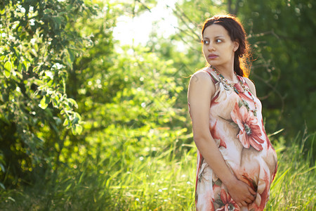 年轻孕妇在公园休背景图片