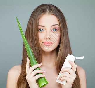 具有健康皮肤绿色Aloe叶长发和润滑管的美丽斯图片