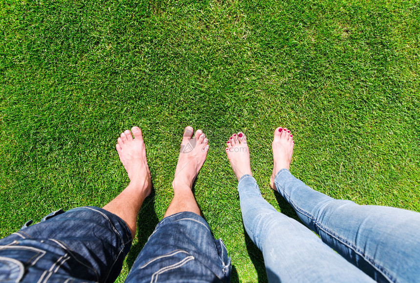 两双赤脚站在草地上图片