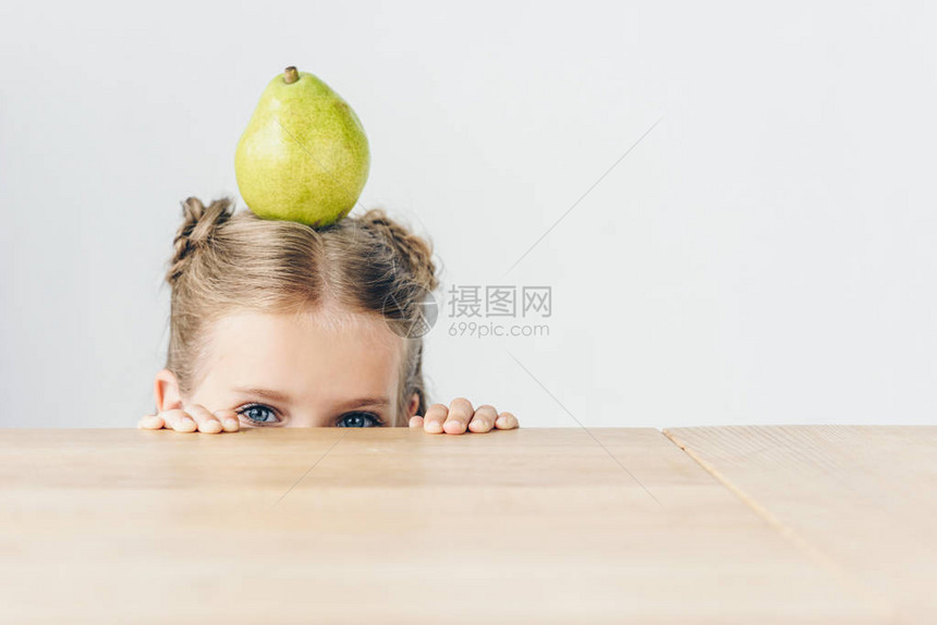 小女学生头部长着成熟的梨子从白边孤立的图片
