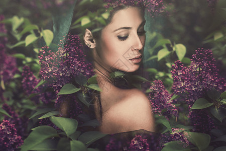 鲜花环绕的梦幻森林仙女背景图片