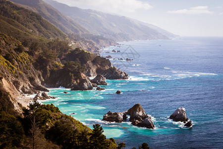 美国加利福尼亚州大苏尔海岸线上的海景图片