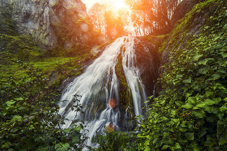 在葡萄牙蒙奇克地区欣赏美丽的瀑布景观高清图片