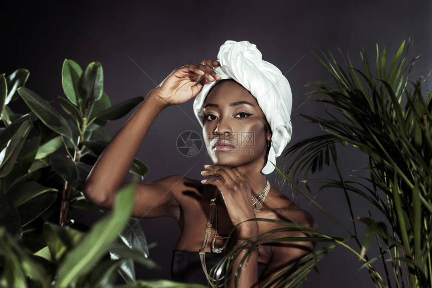 时尚的非洲女穿着白丝网头图片