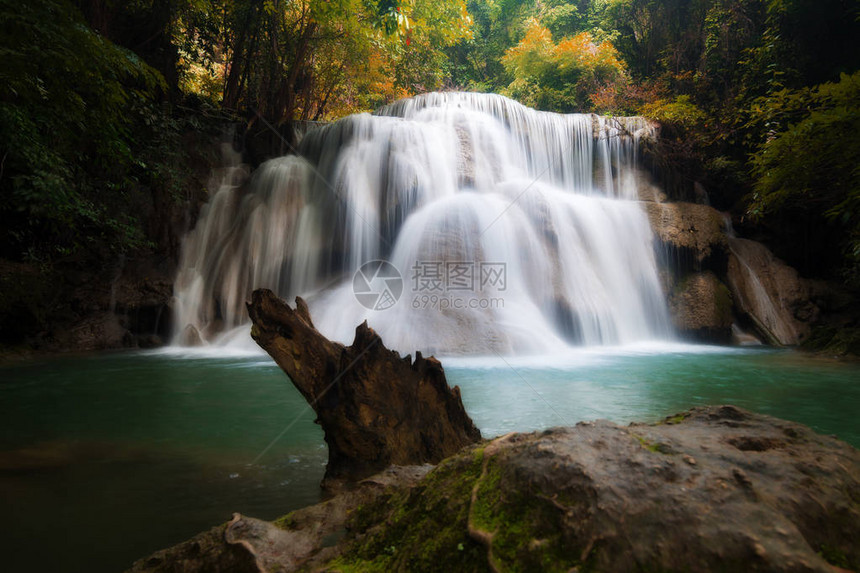 瓦伊梅卡明HuayMaeKamin瀑布是泰国坎沙那毛里省秋天森林图片
