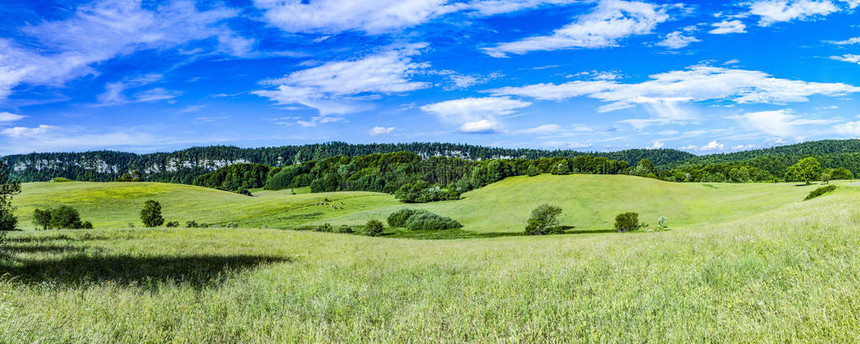 法国Jura地区LeFrasnois的山丘和草地将位于法国图片
