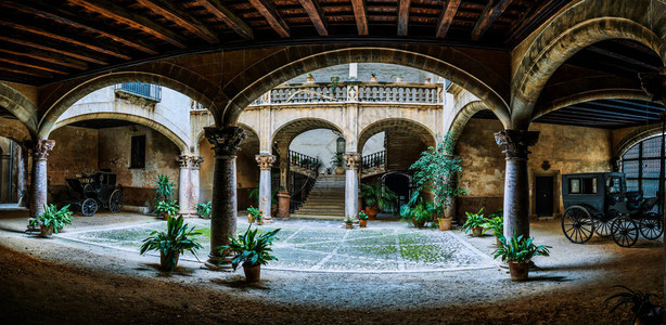 帕尔马的旧庭院帕尔马是西班牙巴利阿里群岛自治区马略卡岛的首图片