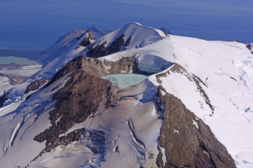 阿拉斯加半岛道格拉斯山的活火山中卡尔德拉湖Caldera图片
