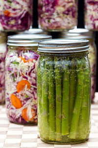 自制发酵芦笋罐子里放着卷心菜和胡萝卜图片