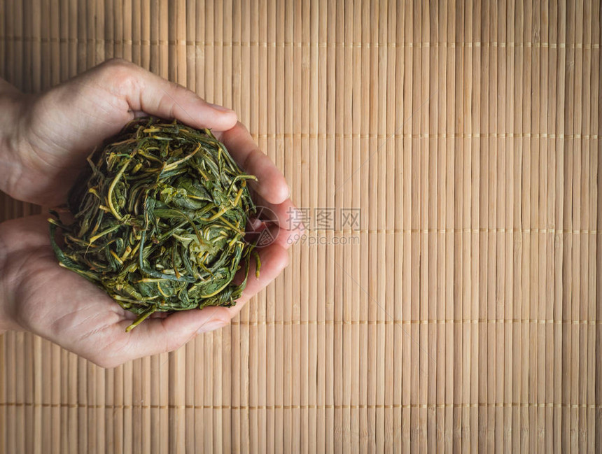 茶叶发酵过程手工处理伊图片