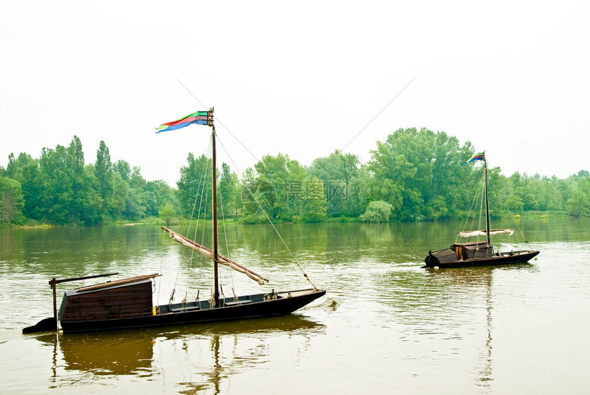 在卢瓦尔河上划船图片