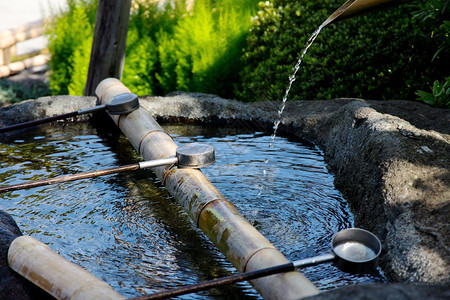 日本水源和净化双手的勺子背景图片