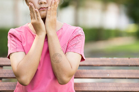 女人有牙痛图片