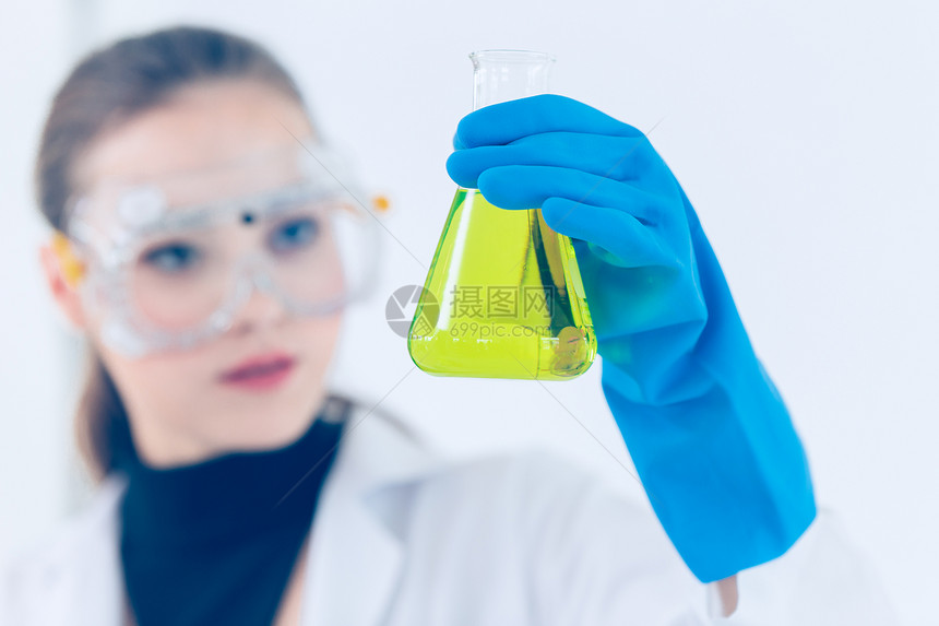 科学家从研究实验室看先进生物化学绿色液体配方合成物问题图片