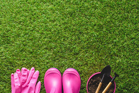 橡胶靴防护手套花盆和草坪上的园艺工图片