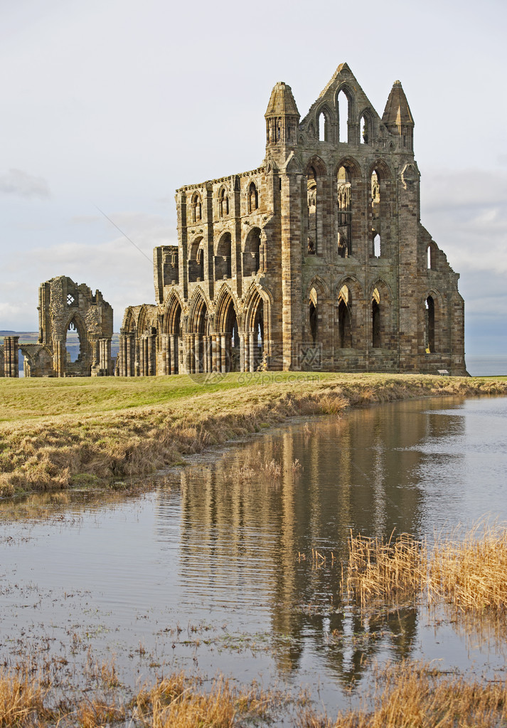 古老英国修道院的遗迹图片