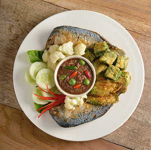 泰国菜炸鲭鱼辣椒酱和鸡蛋炒蔬菜图片