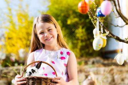 春天在复活节猎鸡蛋的小女孩复活节兔图片