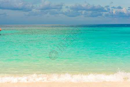 蓝色天空的安达曼海滩和热带海泰图片