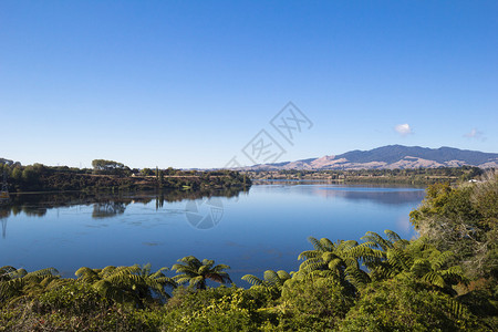 夏季景观卡拉皮罗湖和曼加托塔里山新图片