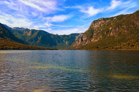 Jezero和风景高山峡谷的广角景观图片