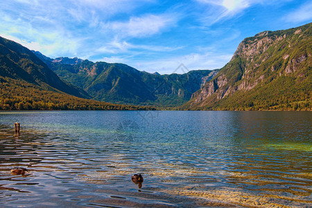 Jezero和风景优美的山峡背景图图片
