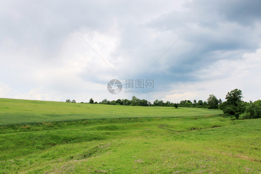 春田上方多雨阴沉的天空图片