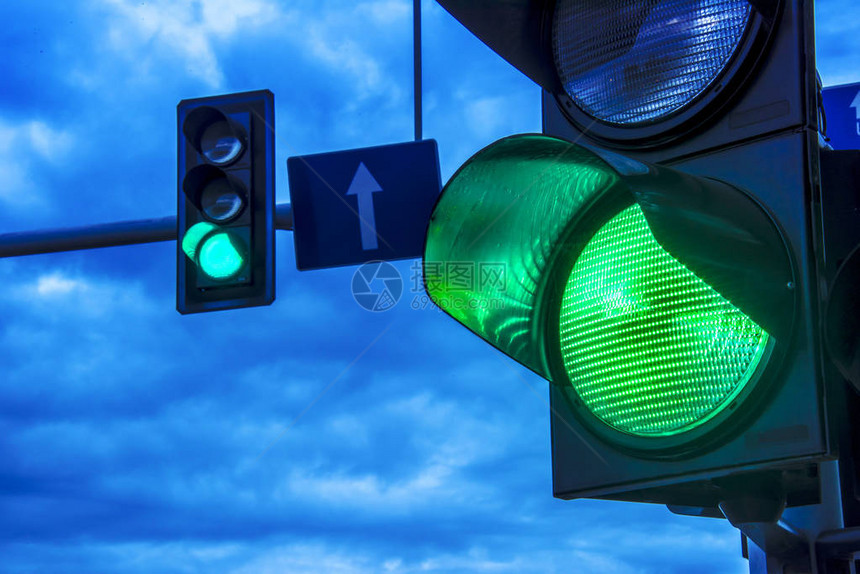 城市十字路口上的红绿灯图片