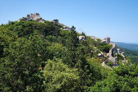 岩石悬崖顶端摩尔人城堡的风景图片
