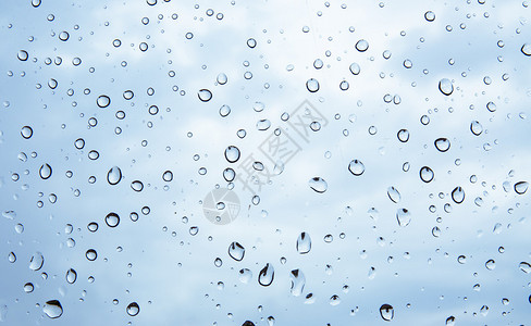 窗户上的雨滴图像图片