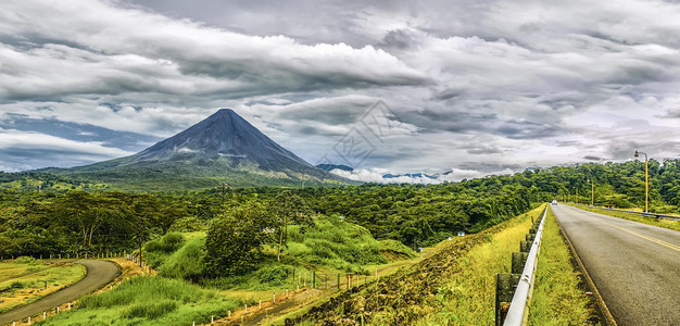 阿雷纳尔火山的全景在从路边观图片